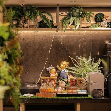 Hotel Regent Taipeh Exterior foto The interior of the 2019 edition of the Hong Kong International Flower and Garden Show