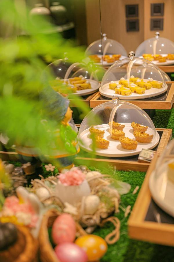 Hotel Regent Taipeh Exterior foto A display of food at a buffet