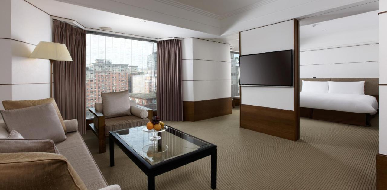 Hotel Regent Taipeh Exterior foto A suite at the Mandarin Oriental, Munich