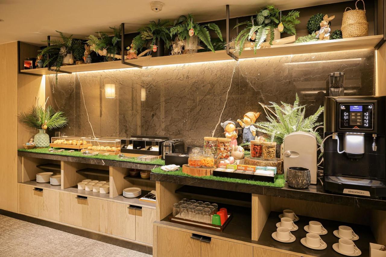 Hotel Regent Taipeh Exterior foto The buffet at the lounge
