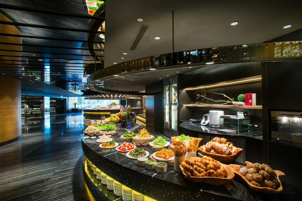 Hotel Regent Taipeh Exterior foto The buffet at the lounge