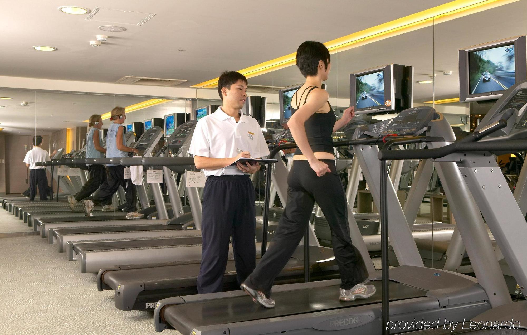 Hotel Regent Taipeh Einrichtungen foto A personal trainer with a client