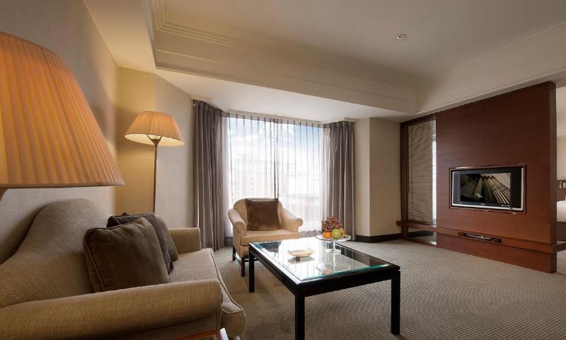 Hotel Regent Taipeh Exterior foto A living room in a suite at the hotel